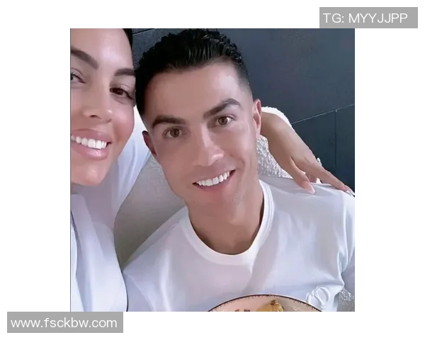 足球明星情侣照头像展现甜蜜爱情与运动激情的完美结合